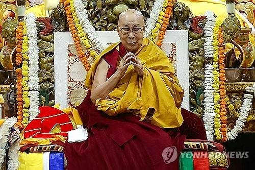 ▲ 달라이 라마가 5일 다람살라 인근 티베트 불교 사원 본원에서 열린 장수 기원 기도회에 참석하고 있다. 연합뉴스