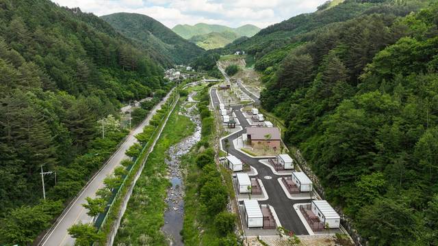 ▲ 평균 해발고도 900m의 고원도시 강원 태백시에 여름철 무더위를 날릴수 있는 캠핑장 2곳(절골힐링캠핑장·고원힐링캠핑장)이 7월중 신규로 개장된다. 철암 고원힐링캠핑장 전경.