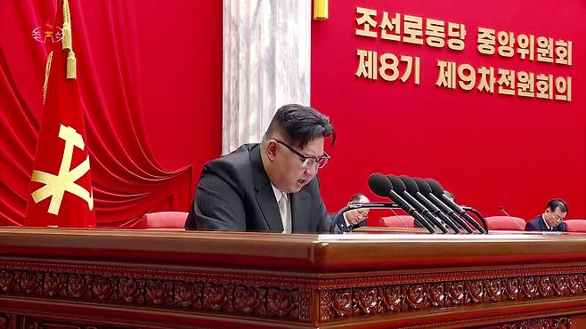 ‘적대적 두 국가’를 규정한 2023년 12월 당 전원회의에서 김정은 위원장이 연설하고 있다 [조선중앙TV]