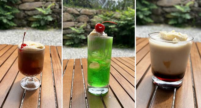 탄산음료나 탄산수에 시럽을 넣고 아이스크림을 얹으면 완성되는 ‘아이스크림 소다’ 혹은 ‘소다 플로트’는 한여름 캠핑장의 구세주다. 왼쪽부터 콜라 플로트, 멜론 소다, 칼루아 바닐라 밀크.