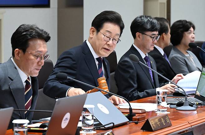 이재명 대통령이 5일 용산 대통령실에서 열린 제29회 국무회의에서 의사봉을 두드리고 있다. 대통령실사진기자단