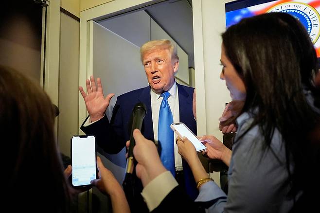 도널드 트럼프 미국 대통령이 지난4월6일(현지시간) 대통령 전용기 에어포스원에서 기자들의 관세 관련 질문에 답하고 있다. 로이터연합뉴스