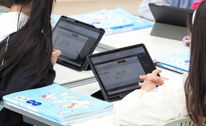 AI 교과서 살펴보는 초등생들. 연합뉴스
