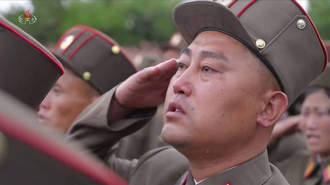 북한 조선중앙TV가 지난달 26일 방영한 원산갈마해안관광지구 준공식 영상에서 김정은 국무위원장을 바라보던 한 군인이 격정에 북받쳐 눈시울을 붉히고 있다. 연합뉴스