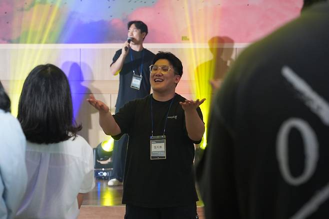 청년들이 3일 '아크크루 2025 썸머캠프'이 열린 서울 은평구 팀수양관에서 서로를 바라보며 찬양하는 모습. 아크크루 제공