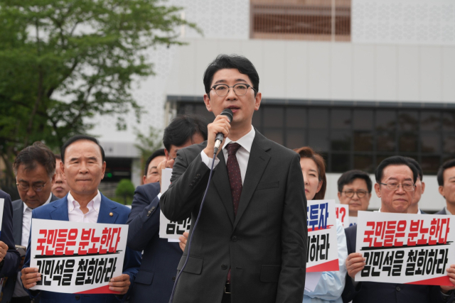 국민의힘 주진우 의원이 지난 1일 용산 대통령실 앞에서 열린 국민의힘 의원총회에서 발언하고 있다. 주진우 의원 페이스북 캡처