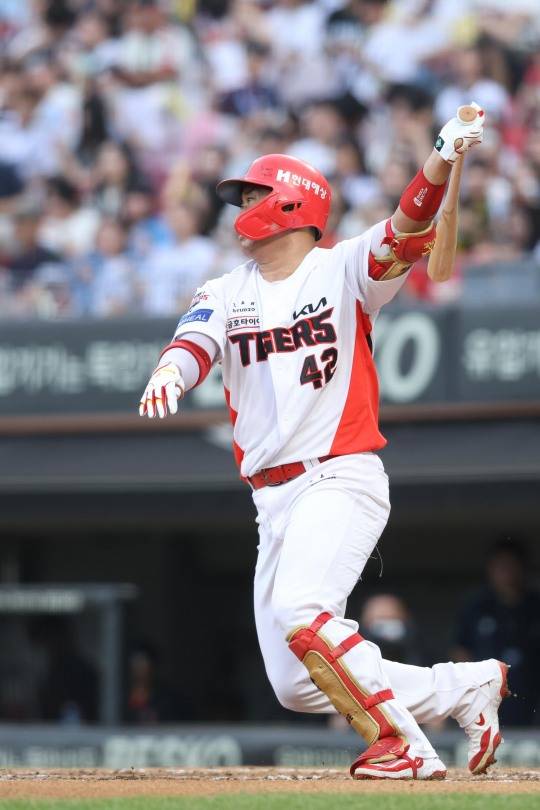 적시타 날리는 KIA의 김태군. 사진[연합뉴스]