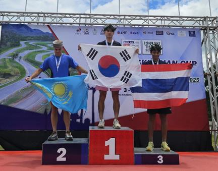 롤러스키 아시안컵 남자 15㎞ 매스 스타트 클래식 우승 차지한 이건용(가운데). 사진[연합뉴스]