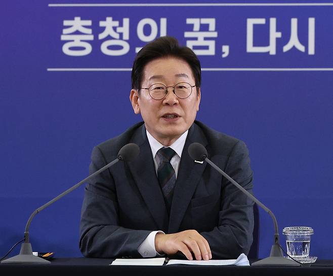 이재명 대통령이 4일 대전 유성구 대전컨벤션센터에서 열린 국민소통 행보, 충청의 마음을 듣다 ‘충청의 꿈 다시 키우다’에서 과학기술 정책 발전방향에 대해 참석자들과 토론을 하고 있다. [김호영 기자]