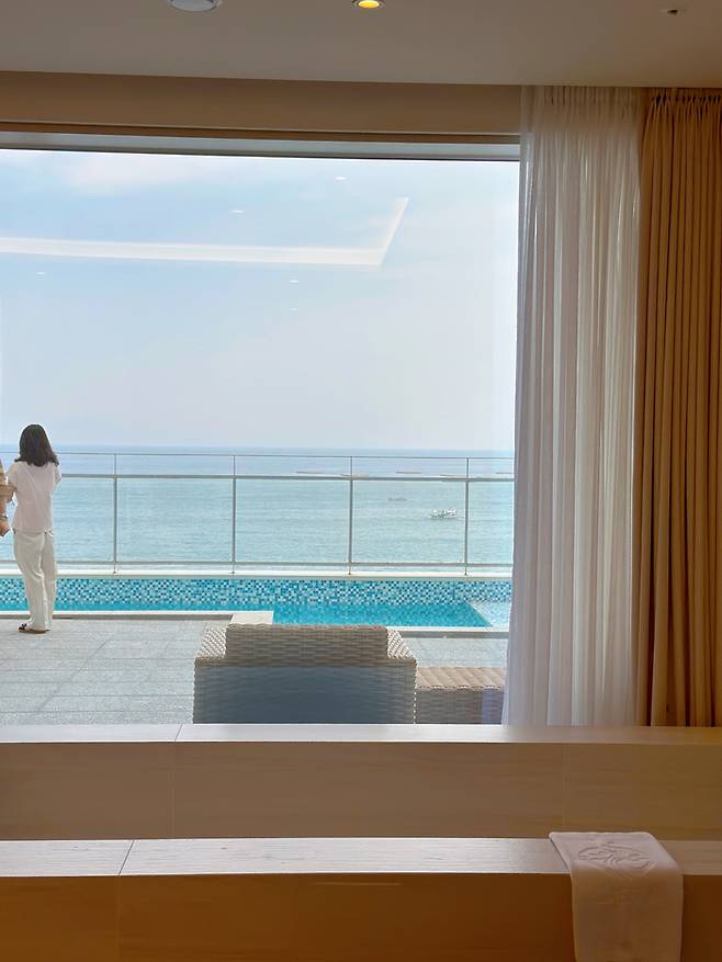 객실 안에 프라이빗 풀이 있는 디럭스 투베드룸 풀 스위트 / 사진=권효정 여행+ 기자