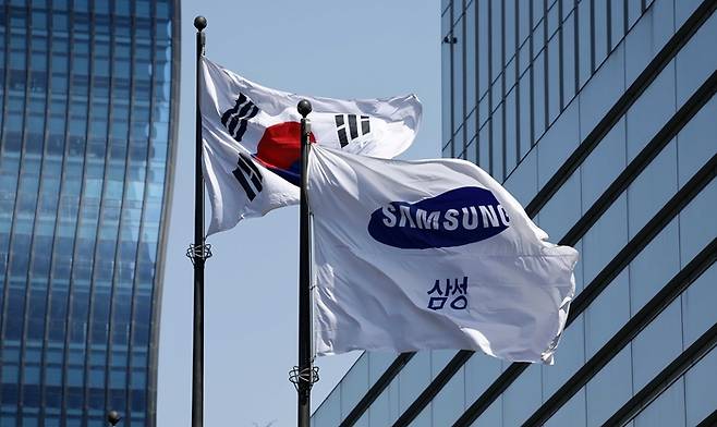 서울 서초구 삼성전자 서초사옥 앞에 깃발이 휘날리고 있다. [김호영 기자]