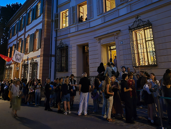 바젤 소셜 클럽 입장을 기다리는 힙스터들. ©김슬기