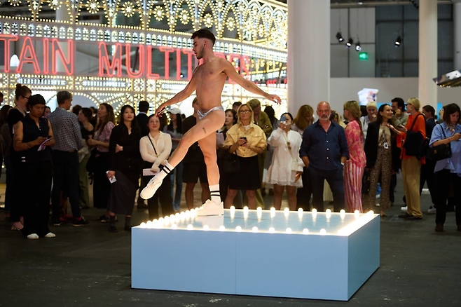 큰 화제가 된 펠릭스 곤잘레스 포에스터의 퍼포먼스. ©Art Basel