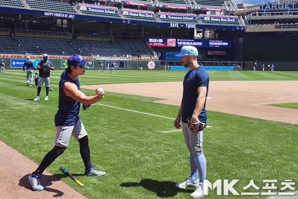 김하성이 훈련을 앞두고 팀 동료 브랜든 라우와 이야기를 나누고 있다. 사진(美 미니애폴리스)= 김재호 특파원