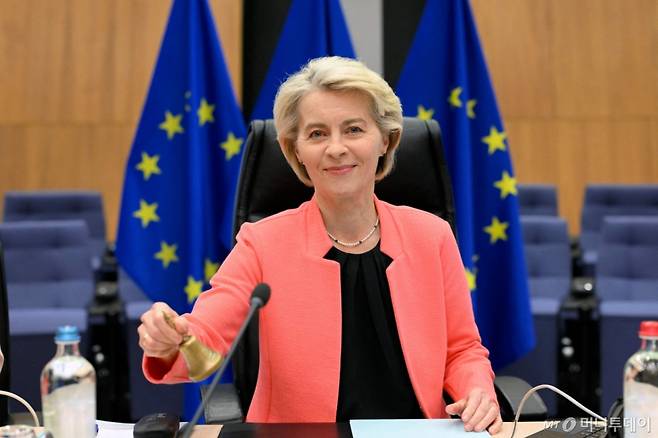 우르줄라 폰데어라이엔 유럽연합(EU) 집행위원장이 지난달 4일 벨기에 브뤼셀 소재 EU 본부에서 열린 집행위원회 회의를 시작하며 벨을 울리고 있다. /사진=브뤼셀 AFP=뉴스1