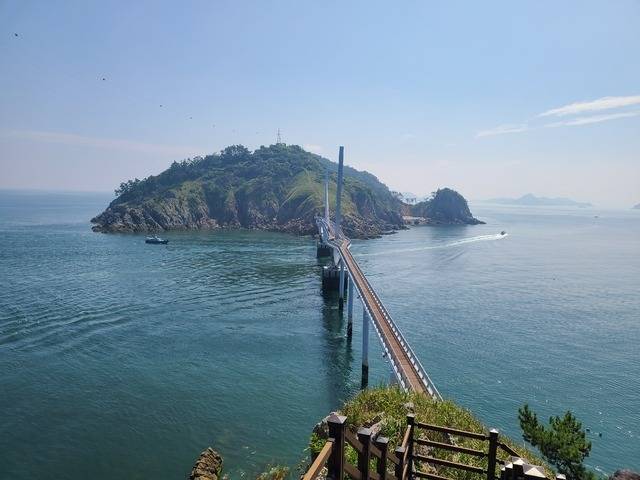 전북 군산의 고군산군도인 말도~명도~방축도를 잇는 인도교(人道橋) 중 한 곳.  군산시청 제공