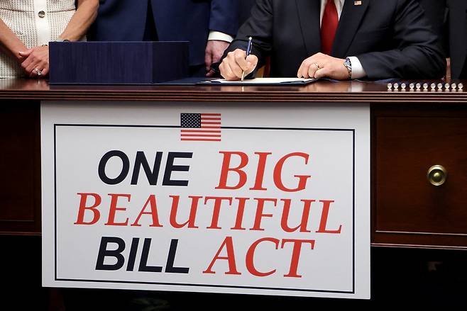 마이크 존슨 미국 하원의장이 3일(현지시간) 미국 워싱턴 D.C.의 국회의사당에서 도널드 트럼프 미국 대통령의 전면적인 지출 및 세금 법안에 서명하고 있다. [로이터]