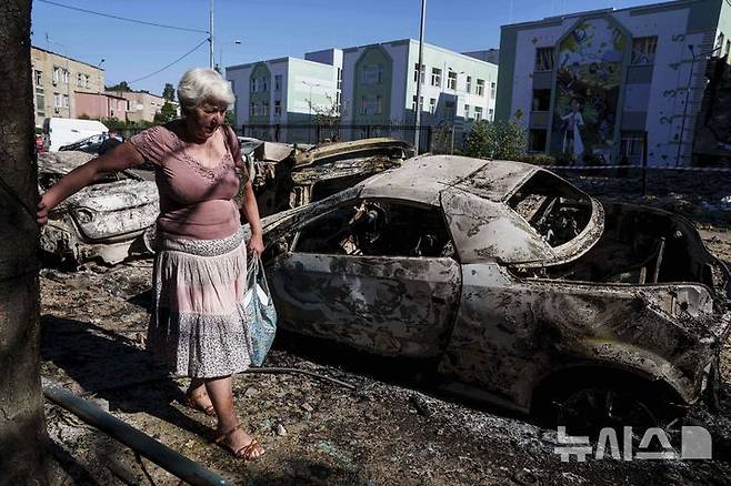 [키이우=AP/뉴시스] 4일(현지 시간) AP통신, CNN에 따르면 러시아는 이날 새벽 우크라이나 수도 키이우를 비롯한 5개 주요 도시들에 총 550기의 드론과 미사일을 발사했다. 대부분 샤헤드 드론이었고, 11발의 미사일도 공격에 동원됐다. 4일(현지 시간) 우크라이나 키이우에서 한 주민이 러시아의 공습으로 파괴된 차량 주변을 지나고 있다. 2025.07.05.