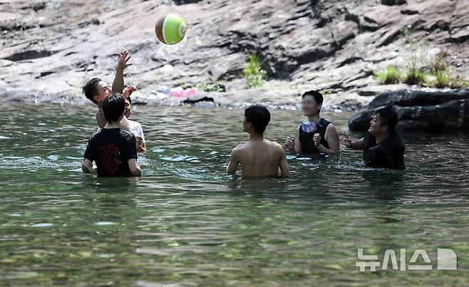 [청도=뉴시스] 이무열 기자 = 폭염이 연일 계속된 지난 3일 경북 청도군 운문사 인근 계곡을 찾은 피서객들이 물놀이를 하며 더위를 식히고 있다. (사진은 기사와 관련이 없습니다.) 2025.07.03. lmy@newsis.com
