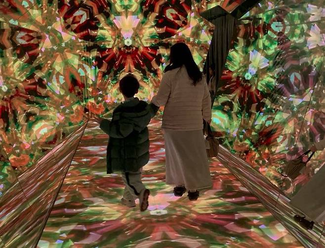 [서울=뉴시스] 한윤미씨가 자녀 손을 잡고 산책을 하는 모습(사진=한윤미씨 제공) 2025.07.04. photo@newsis.com *재판매 및 DB 금지