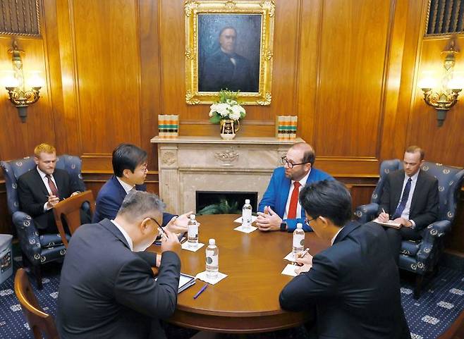 [서울=뉴시스] 여한구 산업통상자원부 통상교섭본부장이 25일(현지 시간) 미국 워싱턴 D.C. 미국 의회에서 제이슨 스미스 미 하원 세입위원회 위원장과 면담하고 있다. (사진=산업통상자원부 제공) 2025.06.26. photo@newsis.com *재판매 및 DB 금지