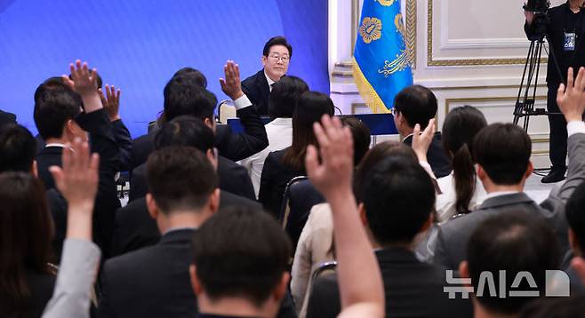 [서울=뉴시스] 고범준 기자 = 이재명 대통령이 3일 청와대 영빈관에서 열린 '대통령의 30일, 언론이 묻고 국민에게 답하다' 기자회견에서 출입기자들 질문을 받고 있다. 2025.07.03. bjko@newsis.combjko@newsis.com