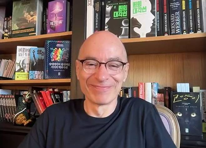 [서울=뉴시스] 세종솔로이스츠가 1일 개최한 '제8회 힉엣눙크!(Hic et Nunc!) 뮤직 페스티벌' 온라인 기자간담회에서 프랑스 소설가 베르나르 베르베르가 발언하고 있다. (사진=온라인 기자간담회 캡처) 2025.07.01. photo@newsis.com *재판매 및 DB 금지