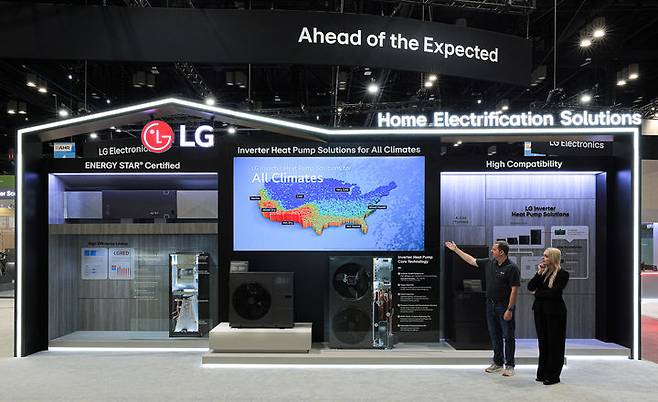 [서울=뉴시스]LG전자가 현지시간 10일부터 12일까지 미국 올랜도에서 열리는 북미 최대 공조전시회 'AHR EXPO 2025'에서 산업용부터 주거용까지 고객 맞춤형 HVAC(냉난방공조) 솔루션을 앞세워 북미 공조 시장을 공략한다. 미국 전역의 다양한 기후를 고려한 ‘인버터 히트펌프’를 소개하고 있다. (사진=LG전자 제공) 2025.02.10. photo@newsis.com *재판매 및 DB 금지