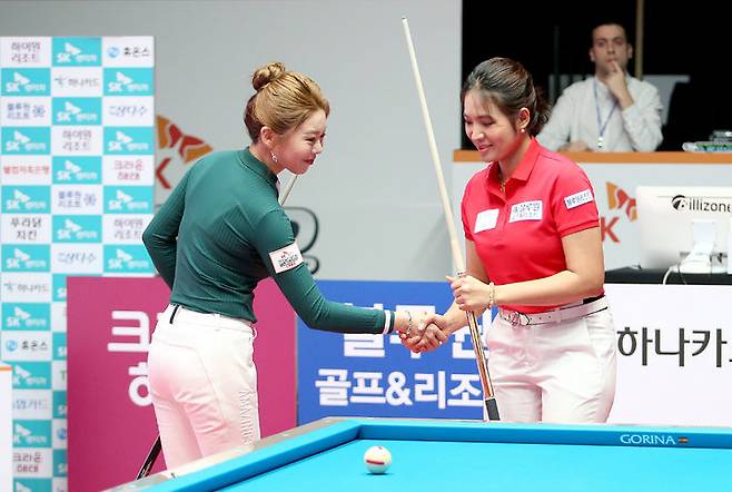 [서울=뉴시스] 2022~2023시즌 월드챔피언십 결승에서 맞대결을 벌인 김가영(왼쪽)과 스롱 피아비. (사진 = 프로당구협회 제공) *재판매 및 DB 금지