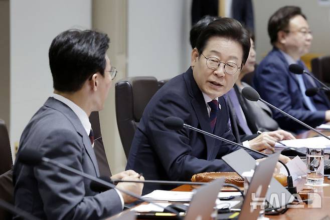 [서울=뉴시스] 최동준 기자 = 이재명 대통령이 5일 서울 용산 대통령실 청사에서 열린 국무회의에서 김민석 국무총리 환영 발언을 하고 있다. 2025.07.05. photocdj@newsis.com