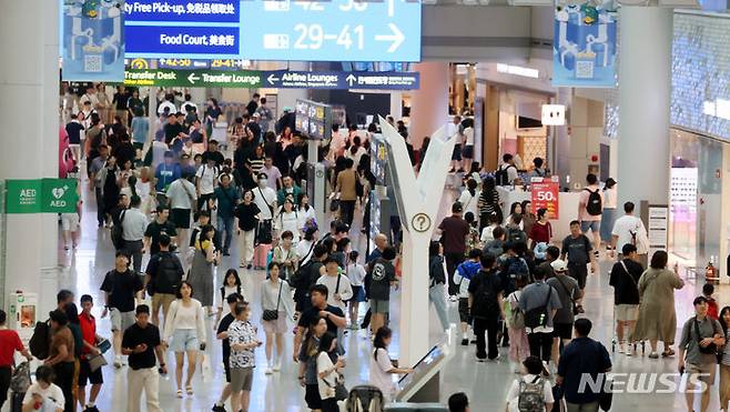[인천공항=뉴시스] 추상철 기자 =30일 오전 인천국제공항 1터미널 면세구역이 여행객으로 붐비고 있다. 2024.07.30. scchoo@newsis.com
