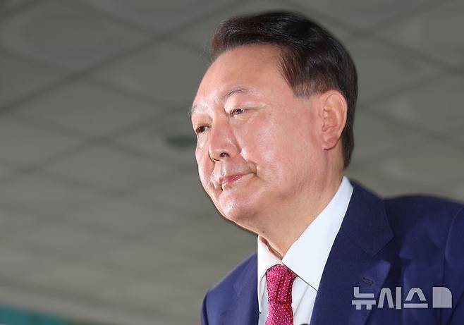 [서울=뉴시스] 배훈식 기자 = 윤석열 전 대통령이 5일 오전 서초구 서울고등검찰청에 마련된 내란특검에서 2차 대면조사를 받기 위해 출석하고 있다. (공동취재) 2025.07.05. photo@newsis.com