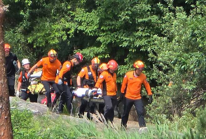 5일 오전 8시 52분께 정선군 임계면 임계천 인근 야산에서 등산 중이던 60대 남성 A씨가 추락하자 신고를 받고 출동한 정선소방서 구급대원들이 이송하고 있다.(사진=강원소방본부 제공) *재판매 및 DB 금지