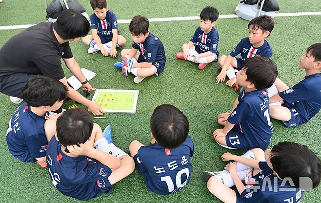 [수원=뉴시스] 김종택 기자 = '제3회 수원컵 전국 유소년 축구대회'가 열린 5일 경기 수원시 경기대학교 수원캠퍼스 대운동장에서 대회에 참가한 선수들이 감독의 지시사항을 듣고 있다. 뉴시스 경기남부본부가 주최하고 수원시축구협회가 주관한 이번대회는 전국에서 모인 순수아마추어 취미반 소속 40개팀, 총 400여명이 참가했다. 2025.07.05. jtk@newsis.com