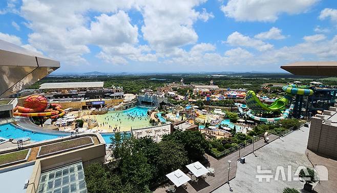 [서귀포=뉴시스] 우장호 기자 = 폭염이 기승을 부리는 5일 오후 서귀포시 안덕면 제주신화월드 워터파크를 찾은 피서객들이 물놀이를 하며 더위를 식히고 있다. 2025.07.05. woo1223@newsis.com