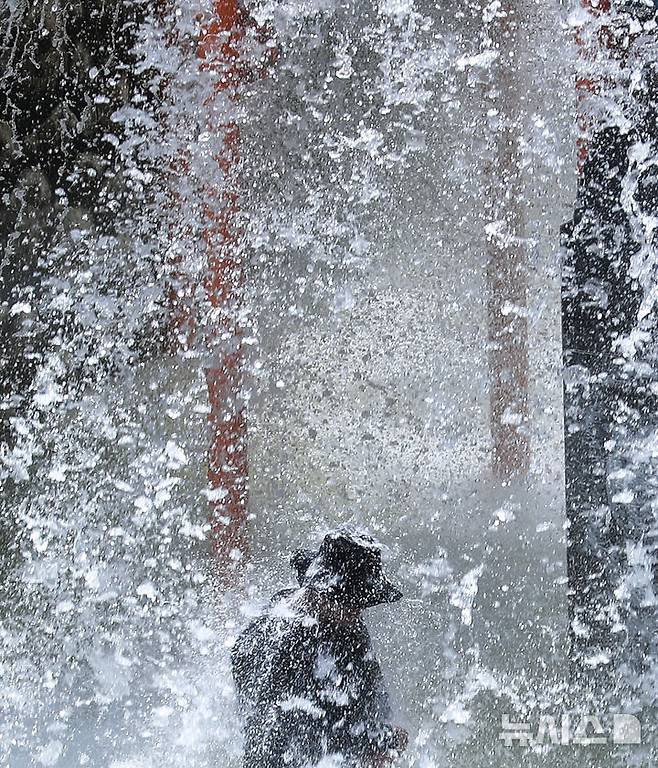[서귀포=뉴시스] 우장호 기자 = 폭염이 기승을 부리는 5일 오후 서귀포시 안덕면 제주신화월드 워터파크를 찾은 피서객들이 물놀이를 하며 더위를 식히고 있다. 2025.07.05. woo1223@newsis.com