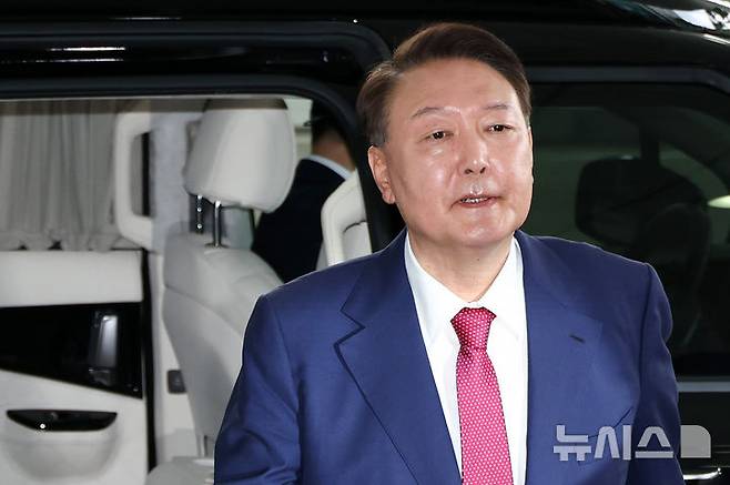 [서울=뉴시스] 배훈식 기자 = 윤석열 전 대통령이 5일 오전 서초구 서울고등검찰청에 마련된 내란특검에서 2차 대면조사를 받기 위해 출석하고 있다. (공동취재) 2025.07.05. photo@newsis.com