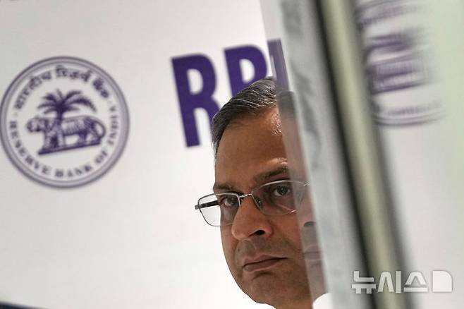 [뭄바이=AP/뉴시스] 산제이 말호트라 인도중앙은행(RBI) 총재가 6일(현지시간) 뭄바이 RBI 본부에서 기자회견장에 들어서고 있다. 2025.06.06