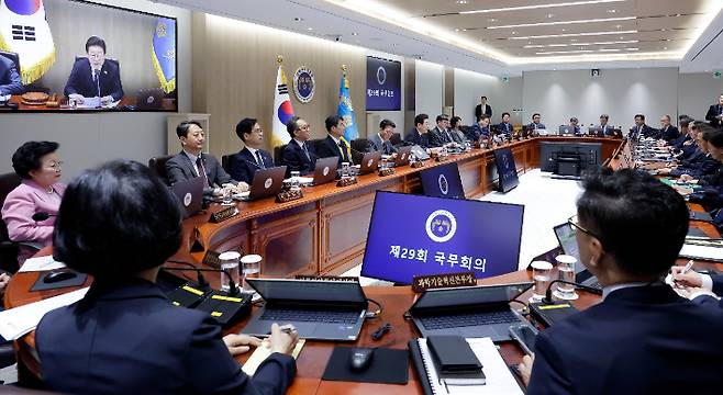 이재명 대통령이 5일 서울 용산 대통령실 청사에서 열린 국무회의를 주재하고 있다. 연합뉴스