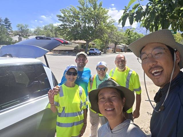 두 번째 히치하이킹 후 모습. 이들은 ‘펫 헤드(Fat Head, 사진 가운데)’라는 아마추어 마라톤 선수를 응원하는 모임이었다.