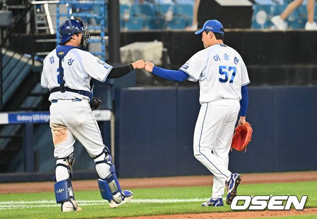 [OSEN=대구, 이석우 기자] 4일 대구삼성라이온즈파크에서 2025 신한 SOL 뱅크 KBO 리그 삼성 라이온즈와 LG 트윈스의 경기가 열렸다. 홈팀 삼성은 이승현이, 방문팀 LG는 송승기가 선발 출전했다. 삼성 라이온즈 이승현이 8회초 1사 1루 LG 트윈스 김주성을 1루수 직선타로 병살로 잡고 김재성과 하이파이브를 하고 있다. 2025.07.04 / foto0307@osen.co.kr