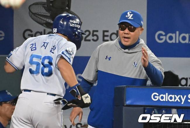 [OSEN=대구, 이석우 기자] 29일 대구삼성라이온즈파크에서 2025 신한 SOL 뱅크 KBO 리그 삼성 라이온즈와 롯데 자이언츠의 경기가 열렸다. 홈팀 삼성은 최원태가, 방문팀 롯데는 박세웅이 선발 출전했다. 삼성 라이온즈 박진만 감독이 6회말 1사 1,2루 구자욱의 중견수 왼쪽 1타점 안타때 득점을 올린 김지찬을 반기고 있다. 2025.05.29 / foto0307@osen.co.kr