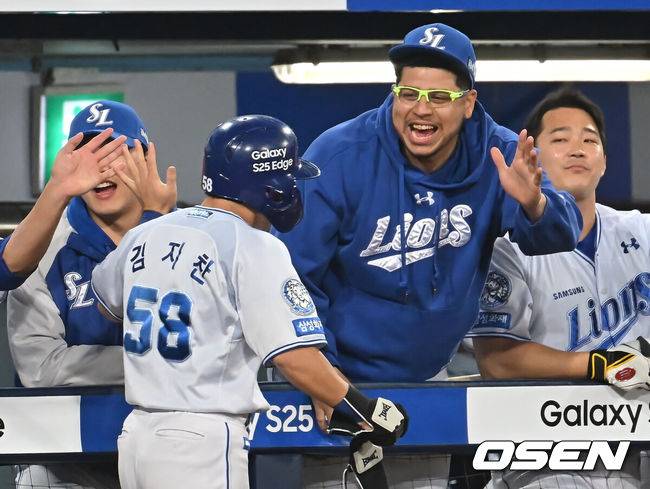 [OSEN=대구, 이석우 기자] 29일 대구삼성라이온즈파크에서 2025 신한 SOL 뱅크 KBO 리그 삼성 라이온즈와 롯데 자이언츠의 경기가 열렸다. 홈팀 삼성은 최원태가, 방문팀 롯데는 박세웅이 선발 출전했다. 삼성 라이온즈 김지찬이 6회말 1사 1,2루 구자욱의 중견수 왼쪽 1타점 안타때 득점을 올리고 후라도와 하이파이브를 하고 있다. 2025.05.29 / foto0307@osen.co.kr