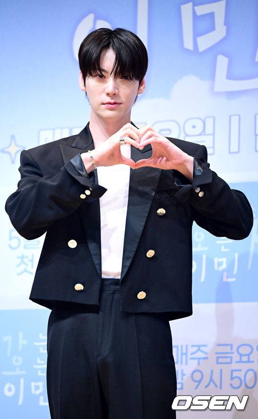 [OSEN=최규한 기자] 16일 오전 서울 여의도 KBS 아트홀에서 KBS 2TV 신규 예능 ‘가는정 오는정 이민정’(이하 ‘가오정’) 제작발표회가 열렸다.‘가오정’은 시골마을에 생필품을 실은 이동식 편의점을 배달하고 하룻밤을 보내며 다양한 이야기를 나눠보는 프로그램. 이민정이 메인 호스트로 나서며 붐, 안재현, 김정현, 김재원이 고정 멤버로 합류했다.배우 안재현이 포토타임을 하고 있다. 2025.05.16 / dreamer@osen.co.kr