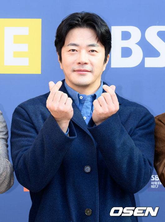 [OSEN=이대선 기자] 배우 정준호, 권상우, 이이경이 22일 서울 목동 SBS에서 진행된 SBS파워FM ‘두시탈출 컬투쇼’ 에 출연했다.‘히트맨2’는 대히트 흥행 작가에서 순식간에 ‘뇌절작가’로 전락한 ‘준’(권상우 분)이 야심 차게 선보인 신작 웹툰을 모방한 테러가 발생하고, 하루아침에 범인으로 몰리면서 벌어지는 코믹 액션 영화로 오는 22일 개봉.권상우가 방송국으로 향하며 포즈를 취하고 있다. 2025.01.22 /sunday@osen.co.kr