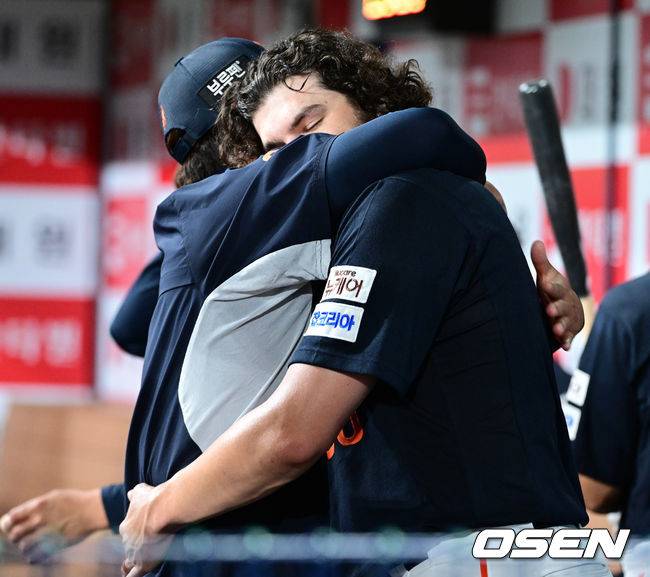 폰세의 '우상' 류현진 품에 안긴 폰세.