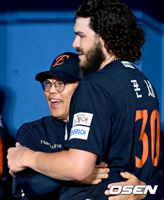 아빠와 아들처럼 다정한 포옹 나누는 양상문 투수코치와 폰세.