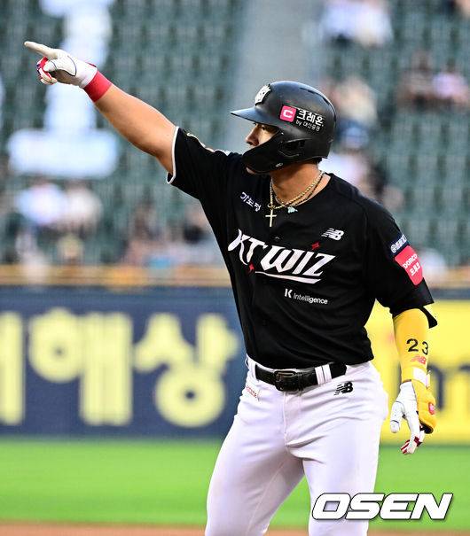 [OSEN=잠실, 지형준 기자] 5일 오후 서울 잠실구장에서 ‘2025 신한 SOL Bank KBO리그’ 두산 베어스와 KT 위즈의 경기가 열렸다.두산은 최원준, KT는 쿠에바스를 선발로 내세웠다.5회초 2사 1,3루에서 KT 안현민이 선제 1타점 좌전 적시타를 날리며 기뻐하고 있다. 2025.07.05 /jpnews@osen.co.kr