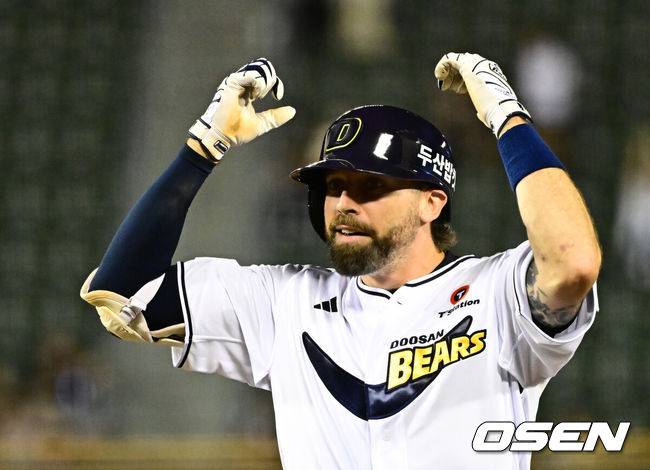 [OSEN=잠실, 지형준 기자] 5일 오후 서울 잠실구장에서 ‘2025 신한 SOL Bank KBO리그’ 두산 베어스와 KT 위즈의 경기가 열렸다.두산은 최원준, KT는 쿠에바스를 선발로 내세웠다.7회말 1사 2루에서 두산 케이브가 1타점 좌전 적시타를 날리며 기뻐하고 있다. 2025.07.05 /jpnews@osen.co.kr