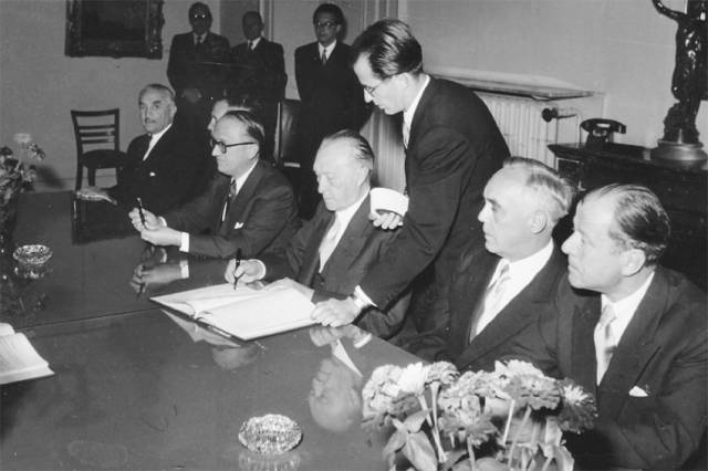 ▲ 1952년 9월10일 ‘룩셈부르크 협정’으로 유대인 홀로코스트 피해자들에게 배상금이 처음 지급됐다. 협정에 서명하는 콘라드 아데나워 서독 총리(가운데). Ⓒ위키미디어